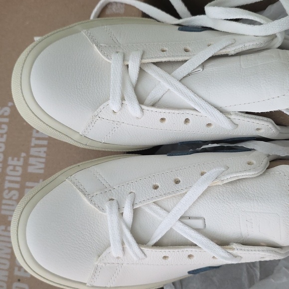 Veja White Sneakers with Blue Accents Size 7.5 NEW - Picture 6 of 8